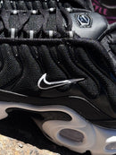 TÊNIS NK AIR MAX PLUS TN - PRETO/BRANCO