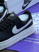 TÊNIS NK COURT VISION - PRETO/BRANCO
